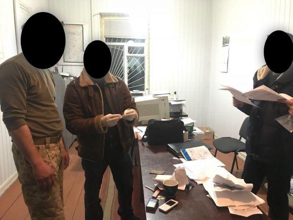 Офіцера славутського військкомату, який за гроші "відмазував" призовника від армії, взяли під варту, фото №1 на сайті vsim.ua