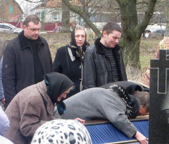 Новини Хмельницького - фото з “Прости мене, сину”: на Хмельниччині попрощалися з 21-річним військовим Ігорем Хованцем “Прости мене, сину”: на Хмельниччині попрощалися з 21-річним військовим Ігорем Хованцем, фото №2 на сайті vsim.ua