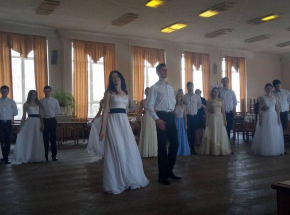 Новини Кам'янця-Подільського - фото з У Кам’янці студенти вальсували на віденському балі (ФОТО) У Кам’янці студенти вальсували на віденському балі (ФОТО), фото №1 на сайті 20minut.ua