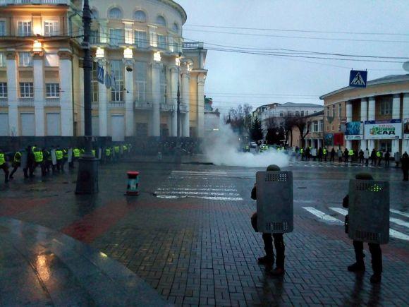 Новини Вінниці - фото з Військові з кийками, автозаки і палаючі шини: що зранку відбувалось на Соборній? Військові з кийками, автозаки і палаючі шини: що зранку відбувалось на Соборній?, фото №2 на сайті 20minut.ua
