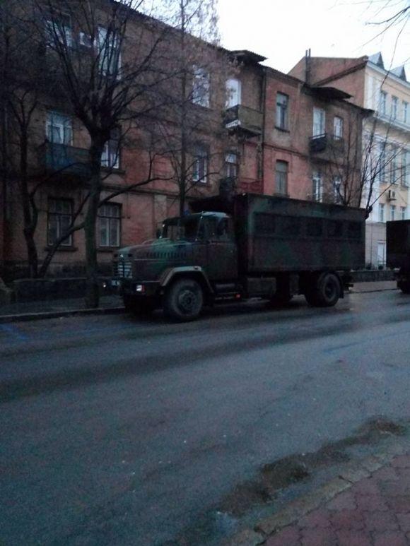 Новини Вінниці - фото з Військові з кийками, автозаки і палаючі шини: що зранку відбувалось на Соборній? Військові з кийками, автозаки і палаючі шини: що зранку відбувалось на Соборній?, фото №1 на сайті 20minut.ua