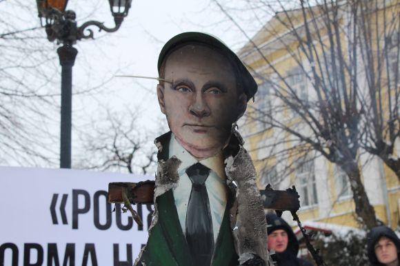 «Ні виборам у Криму». Біля Вежі спалили опудало Путіна, фото №5 на сайті 20minut.ua