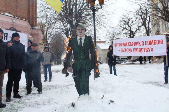 «Ні виборам у Криму». Біля Вежі спалили опудало Путіна, фото №4 на сайті 20minut.ua