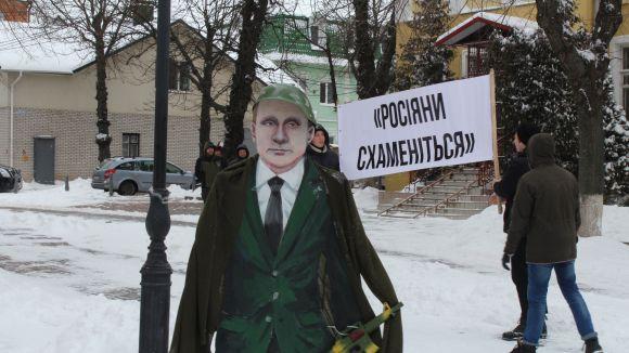 «Ні виборам у Криму». Біля Вежі спалили опудало Путіна, фото №2 на сайті 20minut.ua