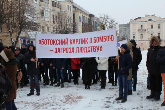 «Ні виборам у Криму». Біля Вежі спалили опудало Путіна, фото №1 на сайті 20minut.ua