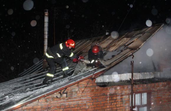 Новини Хмельницького - фото з 15 рятівників на 3 автомобілях гасили пожежу в мікрорайоні Дубове 15 рятівників на 3 автомобілях гасили пожежу в мікрорайоні Дубове, фото №2 на сайті vsim.ua