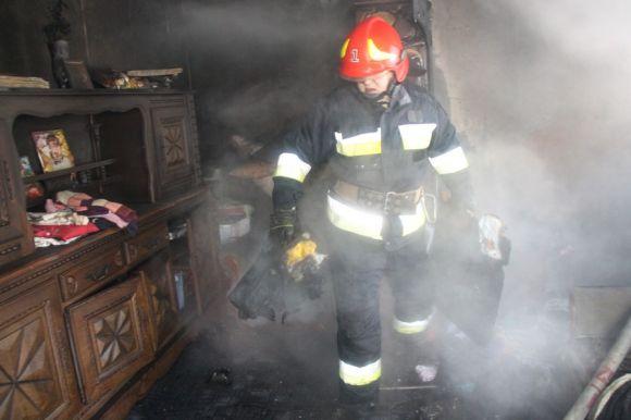 Пожежа в Пирогово: рятувальники гасили палаючий будинок. Є відео, фото №2 на сайті 20minut.ua