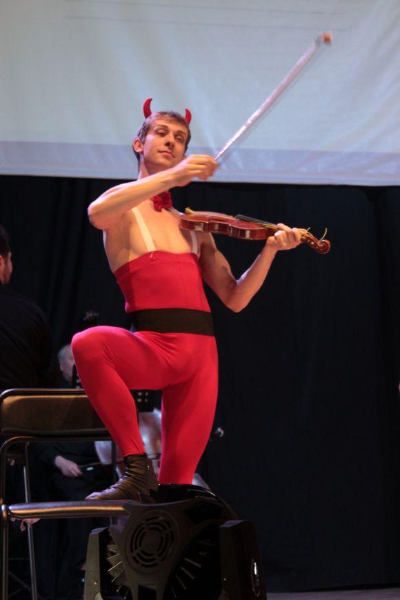 Новини Вінниці - фото з У "Плеяді" сучасна музика вводила в транс та примушувала глядачів вигукувати “На біс!” У "Плеяді" сучасна музика вводила в транс та примушувала глядачів вигукувати “На біс!”, фото №14 на сайті 20minut.ua