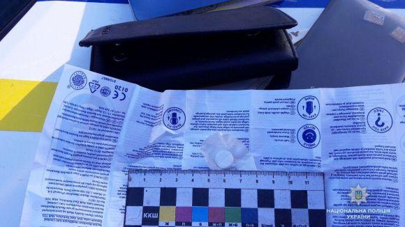 Новини Вінниці - фото з Наркоман за кермом «Мерседесу»: Вінничанин "тицяв" тисячу гривень копам Наркоман за кермом «Мерседесу»: Вінничанин "тицяв" тисячу гривень копам, фото №1 на сайті 20minut.ua