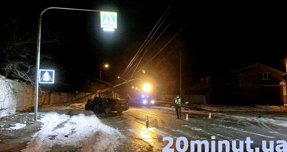 Новини Вінниці - фото з П’яний водій на «Мерседесі» зніс стовп на Старому місті. Досі там валяються дроти П’яний водій на «Мерседесі» зніс стовп на Старому місті. Досі там валяються дроти, фото №2 на сайті 20minut.ua
