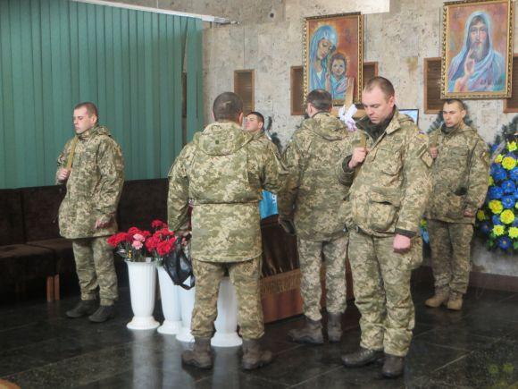 Новини Хмельницького - фото з “Віддав борг країні з відсотками”: у Хмельницькому попрощалися з 48-річним атовцем Миколою Мужичуком “Віддав борг країні з відсотками”: у Хмельницькому попрощалися з 48-річним атовцем Миколою Мужичуком, фото №3 на сайті vsim.ua