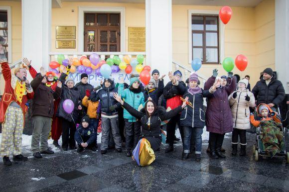 У Житомирі сотні людей взяли участь у флешмобі, присвяченому «сонячним дітям», фото №3 на сайті 20minut.ua