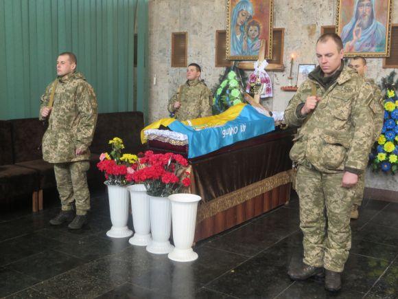 Новини Хмельницького - фото з “Віддав борг країні з відсотками”: у Хмельницькому попрощалися з 48-річним атовцем Миколою Мужичуком “Віддав борг країні з відсотками”: у Хмельницькому попрощалися з 48-річним атовцем Миколою Мужичуком, фото №4 на сайті vsim.ua