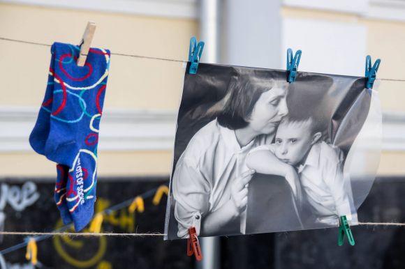 У Житомирі сотні людей взяли участь у флешмобі, присвяченому «сонячним дітям», фото №5 на сайті 20minut.ua