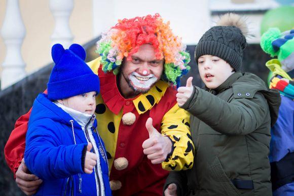 У Житомирі сотні людей взяли участь у флешмобі, присвяченому «сонячним дітям», фото №4 на сайті 20minut.ua