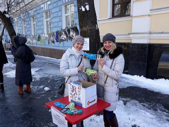 У Житомирі сотні людей взяли участь у флешмобі, присвяченому «сонячним дітям», фото №1 на сайті 20minut.ua