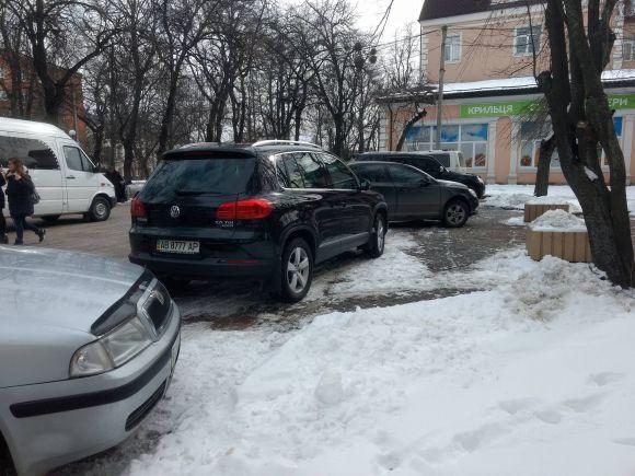 Новини Хмельницького - фото з Київські аграрії ганяли хмельничан з безкоштовної парковки біля філармонії (ВІДЕО) Київські аграрії ганяли хмельничан з безкоштовної парковки біля філармонії (ВІДЕО), фото №2 на сайті vsim.ua