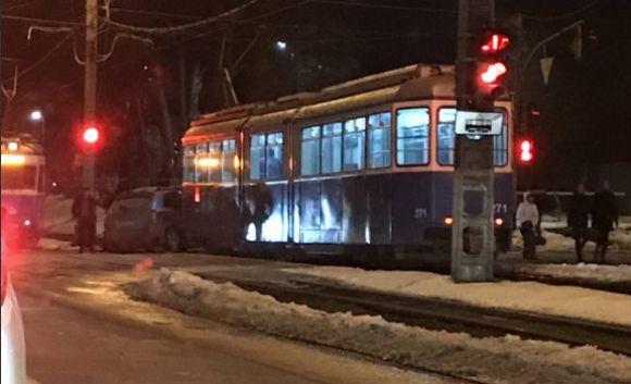Новини Вінниці - фото з На 600-річчя «нанюханий» водій врізався в трамвай. Постраждала дитина На 600-річчя «нанюханий» водій врізався в трамвай. Постраждала дитина, фото №1 на сайті 20minut.ua