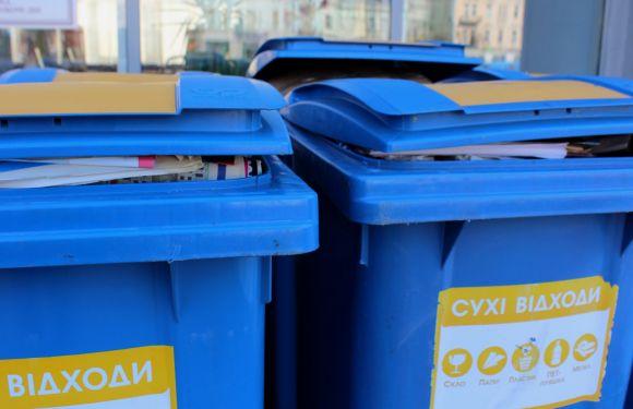 Акція у холі мерії: приносили макулатуру, а отримували еко-лампочку та сумку, фото №2 на сайті 20minut.ua