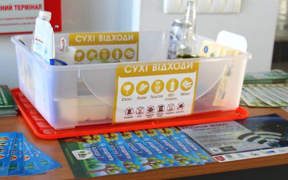 Акція у холі мерії: приносили макулатуру, а отримували еко-лампочку та сумку, фото №7 на сайті 20minut.ua