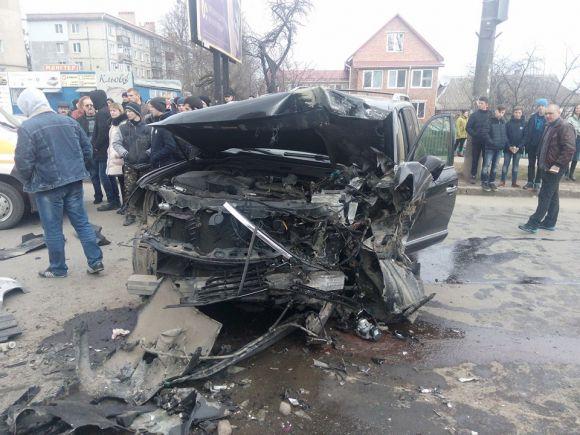 Новини Хмельницького - фото з На Виставці лоб у лоб зіткнулися Lexus і Opel. Один водій загинув На Виставці лоб у лоб зіткнулися Lexus і Opel. Один водій загинув, фото №6 на сайті vsim.ua