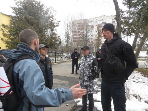 Новини Хмельницького - фото з “Кривава” акція: директору макаронної фабрики залишили закон про декомунізацію і червоний сніг “Кривава” акція: директору макаронної фабрики залишили закон про декомунізацію і червоний сніг, фото №3 на сайті vsim.ua