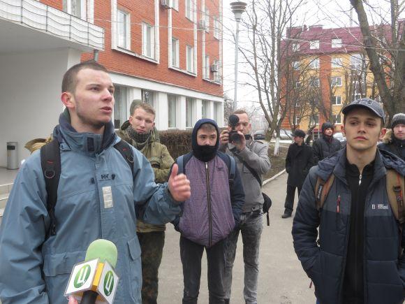Новини Хмельницького - фото з “Кривава” акція: директору макаронної фабрики залишили закон про декомунізацію і червоний сніг “Кривава” акція: директору макаронної фабрики залишили закон про декомунізацію і червоний сніг, фото №2 на сайті vsim.ua