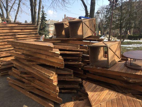 На Театралці монтують МАФи до Великоднього ярмарку, фото №2 на сайті 20minut.ua