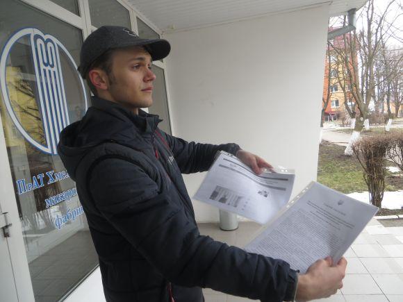 Новини Хмельницького - фото з “Кривава” акція: директору макаронної фабрики залишили закон про декомунізацію і червоний сніг “Кривава” акція: директору макаронної фабрики залишили закон про декомунізацію і червоний сніг, фото №6 на сайті vsim.ua