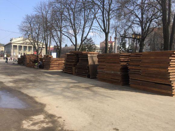 На Театралці монтують МАФи до Великоднього ярмарку, фото №1 на сайті 20minut.ua