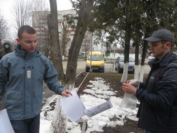 Новини Хмельницького - фото з “Кривава” акція: директору макаронної фабрики залишили закон про декомунізацію і червоний сніг “Кривава” акція: директору макаронної фабрики залишили закон про декомунізацію і червоний сніг, фото №5 на сайті vsim.ua