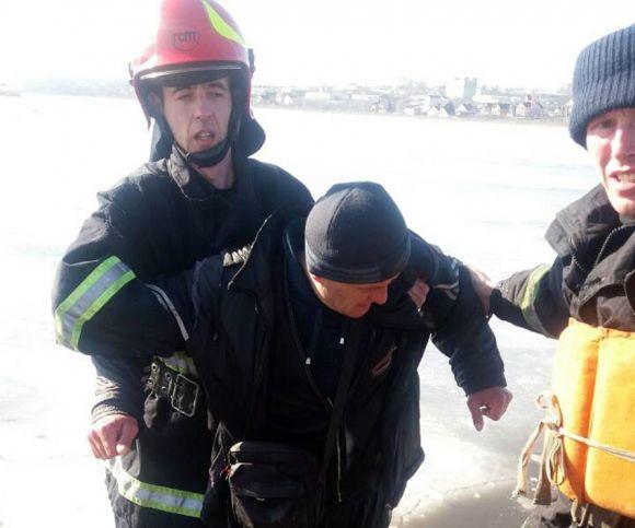 Невдала рибалка: на ставку в мікрорайоні Дубове чоловік провалився під лід, фото №1 на сайті vsim.ua