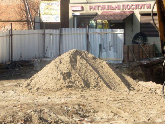 “Знайдемо цінне - роботи призупинимо”, - історик про будівництво на Соборній, фото №5 на сайті vsim.ua