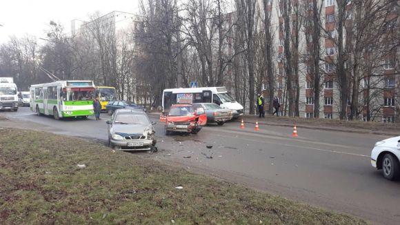 Новини Хмельницького - фото з Потрійна ДТП на Тернопільській: троє постраждалих Потрійна ДТП на Тернопільській: троє постраждалих, фото №3 на сайті vsim.ua