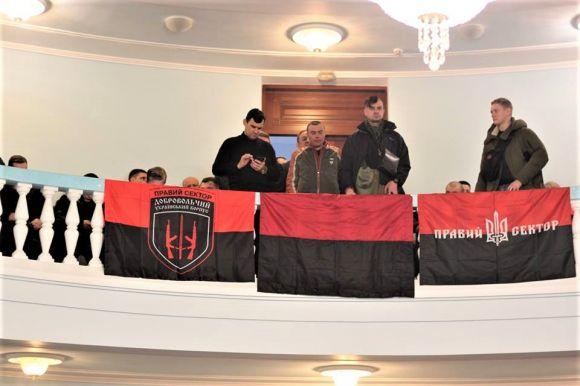 Новини Вінниці - фото з Хмельничани з «Правого сектору» вимагали в облраді підняти червоно-чорний прапор Хмельничани з «Правого сектору» вимагали в облраді підняти червоно-чорний прапор, фото №1 на сайті 20minut.ua