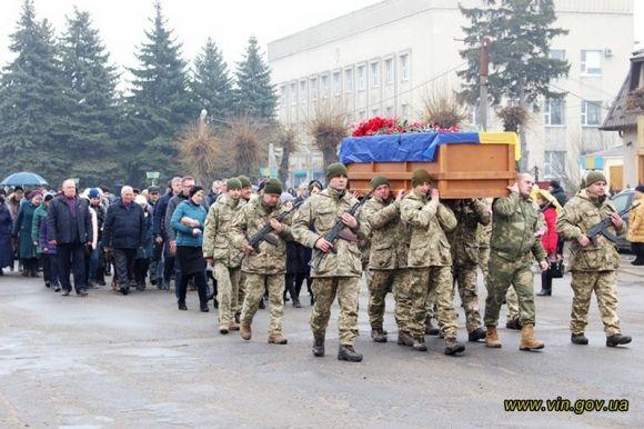 Чекали додому чотири роки. У Гайсині поховали бійця АТО, який безвісти зник в Іловайському котлі, фото №3 на сайті 20minut.ua