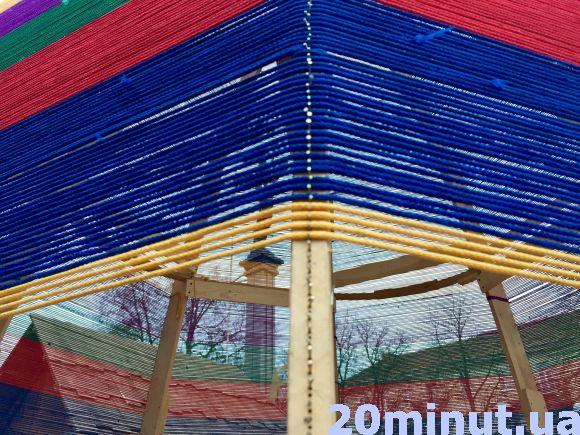 На Театралці обмотали нитками п'ятиметрове яйце, фото №1 на сайті 20minut.ua