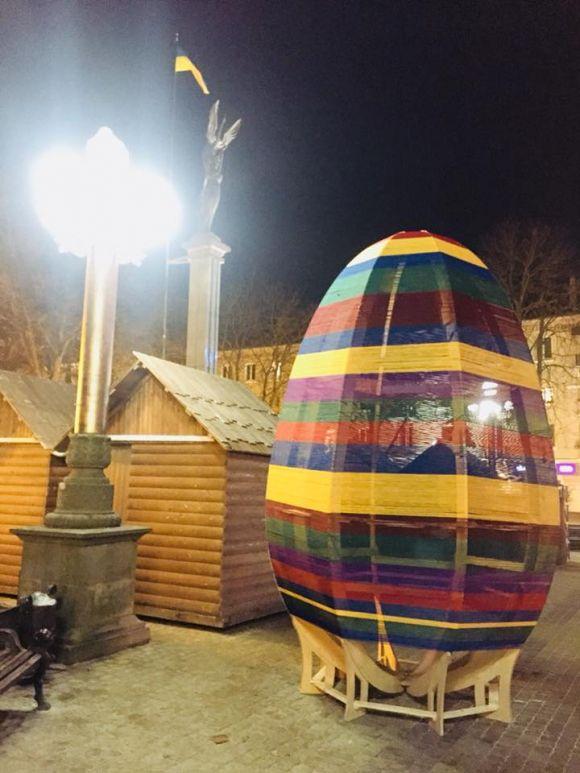 На Театралці обмотали нитками п'ятиметрове яйце, фото №3 на сайті 20minut.ua