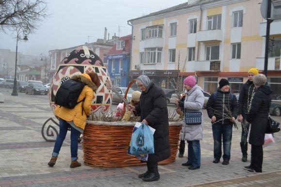 Новини Кам'янця-Подільського - фото з У Кам’янці пройшла акція до вербної неділі: з велетенського кошика брали лозу У Кам’янці пройшла акція до вербної неділі: з велетенського кошика брали лозу, фото №2 на сайті 20minut.ua