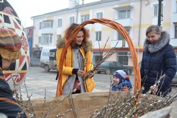 Новини Кам'янця-Подільського - фото з У Кам’янці пройшла акція до вербної неділі: з велетенського кошика брали лозу У Кам’янці пройшла акція до вербної неділі: з велетенського кошика брали лозу, фото №1 на сайті 20minut.ua