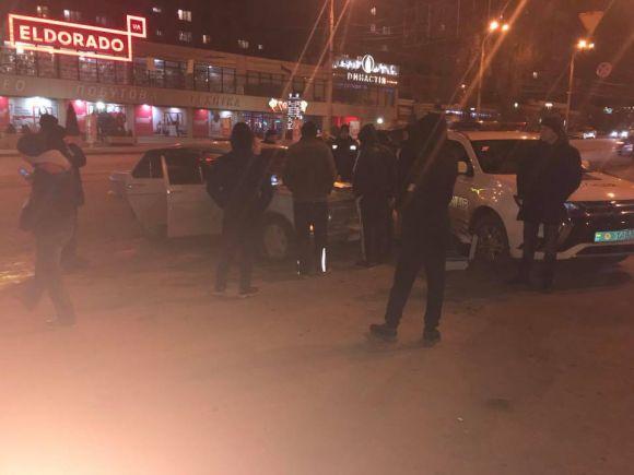 Новини Вінниці - фото з Погоня за «домушником» на «Волзі». Як у центрі Вінниці взяли злочинця Погоня за «домушником» на «Волзі». Як у центрі Вінниці взяли злочинця, фото №3 на сайті 20minut.ua