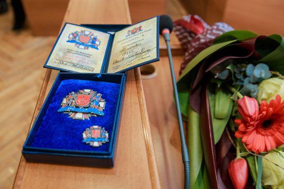 Новини Вінниці - фото з Відзнаку та 5 тисяч гривень отримав 15-річний Олег, який витяг з-під криги дитину Відзнаку та 5 тисяч гривень отримав 15-річний Олег, який витяг з-під криги дитину, фото №1 на сайті 20minut.ua