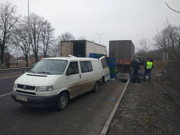 Новини Вінниці - фото з Смертельна ДТП: на в'їзді у Вінницю бус зіткнувся з вантажівкою Смертельна ДТП: на в'їзді у Вінницю бус зіткнувся з вантажівкою, фото №2 на сайті 20minut.ua