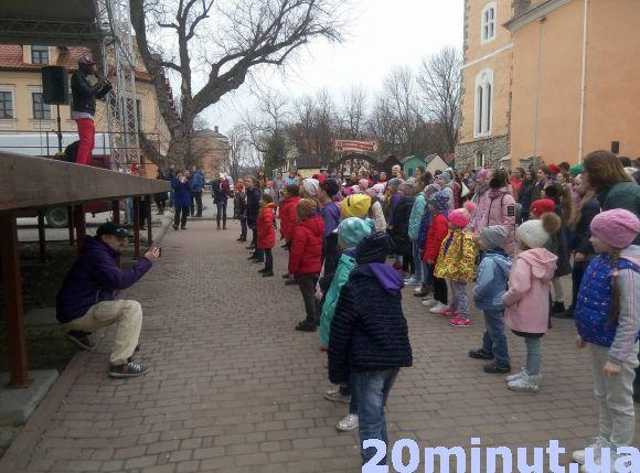 Новини Кам'янця-Подільського - фото з Танцювальні флешмоб та батл: як кам’янчани святкували завершення фестивалю «Радея-Dance» Танцювальні флешмоб та батл: як кам’янчани святкували завершення фестивалю «Радея-Dance», фото №2 на сайті 20minut.ua