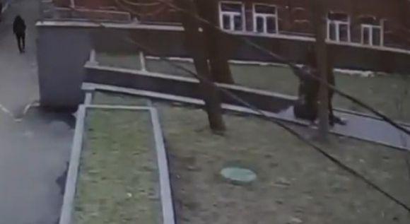 Новини Вінниці - фото з Біля «Макдональдсу» молодик гамселив ногами хлопця. Відео Ситуаційного центру Біля «Макдональдсу» молодик гамселив ногами хлопця. Відео Ситуаційного центру, фото №1 на сайті 20minut.ua