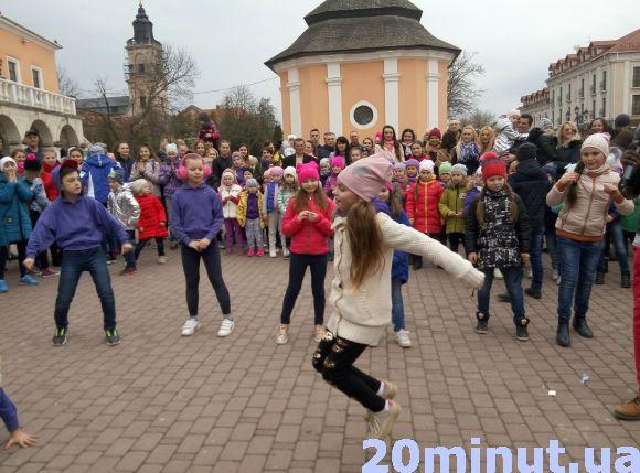 Новини Кам'янця-Подільського - фото з Танцювальні флешмоб та батл: як кам’янчани святкували завершення фестивалю «Радея-Dance» Танцювальні флешмоб та батл: як кам’янчани святкували завершення фестивалю «Радея-Dance», фото №3 на сайті 20minut.ua