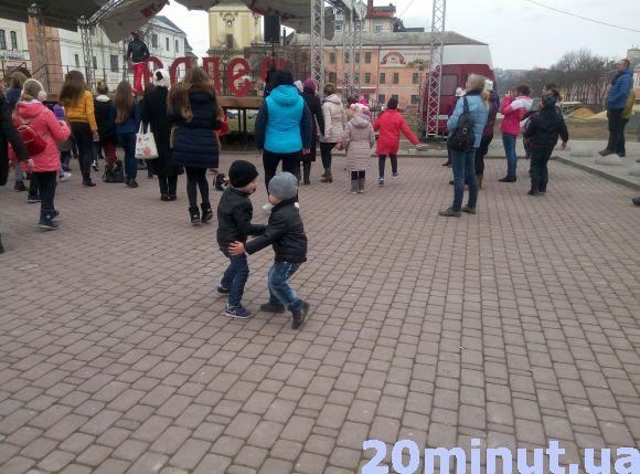 Новини Кам'янця-Подільського - фото з Танцювальні флешмоб та батл: як кам’янчани святкували завершення фестивалю «Радея-Dance» Танцювальні флешмоб та батл: як кам’янчани святкували завершення фестивалю «Радея-Dance», фото №4 на сайті 20minut.ua