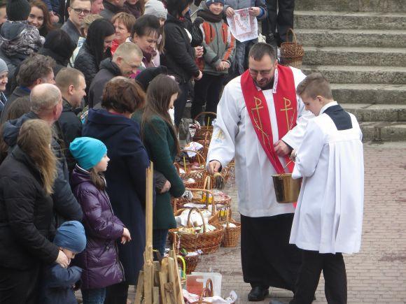 В костелі на Виставці римо-католики посвятили великодні кошики (ФОТО), фото №9 на сайті vsim.ua