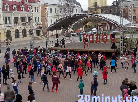 Новини Кам'янця-Подільського - фото з Танцювальні флешмоб та батл: як кам’янчани святкували завершення фестивалю «Радея-Dance» Танцювальні флешмоб та батл: як кам’янчани святкували завершення фестивалю «Радея-Dance», фото №1 на сайті 20minut.ua