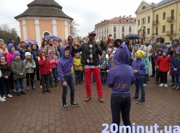 Новини Кам'янця-Подільського - фото з Танцювальні флешмоб та батл: як кам’янчани святкували завершення фестивалю «Радея-Dance» Танцювальні флешмоб та батл: як кам’янчани святкували завершення фестивалю «Радея-Dance», фото №6 на сайті 20minut.ua